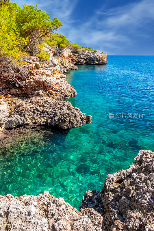 绿松石般的海水和岩石般的海岸线，Cala Esmerelda, Cala d'Or，马略卡岛东南海岸，巴利阿里群岛，西班牙，欧洲